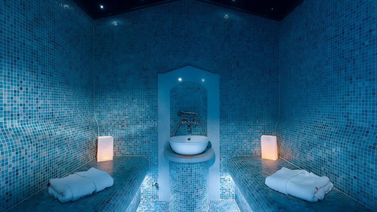 Strefa spa z basenem w Astir Beach