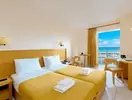 Pokój z łóżkami i balkonem w Astir Beach