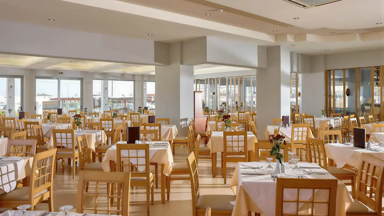Restauracja w Astir Beach z nakrytymi stołami