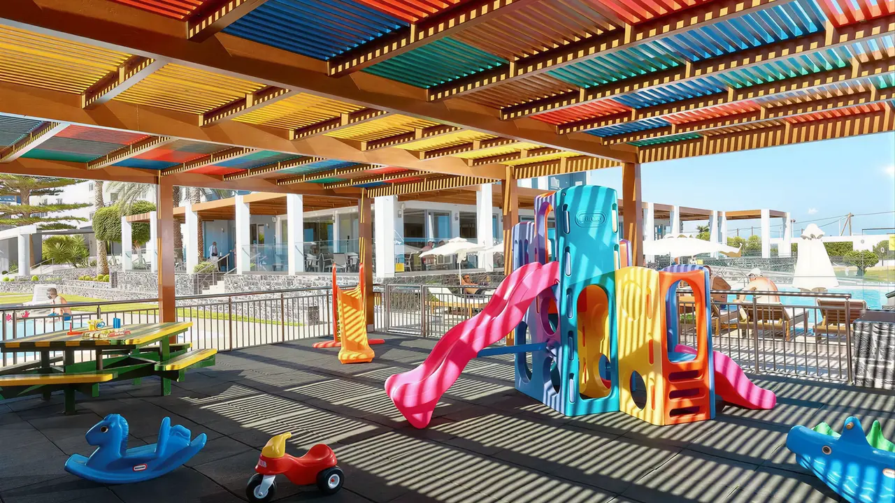 Kolorowy plac zabaw w Astir Beach