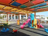 Kolorowy plac zabaw w Astir Beach