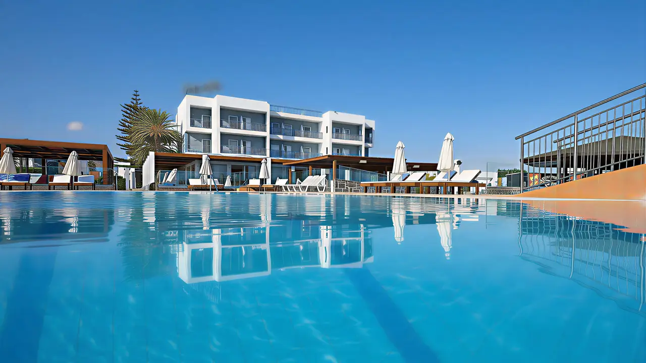 Basen i leżaki w Astir Beach