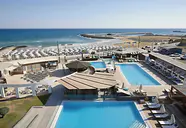 Widok na kompleks Astir Beach z basenami i plażą
