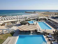 Widok na kompleks Astir Beach z basenami i plażą