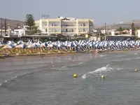 Plaża z leżakami i parasolami przy Astir Beach