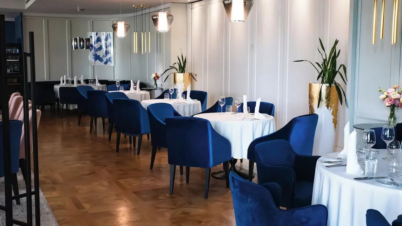 Elegancka restauracja w Astor Garden (St. Konstantin i Elena) z białymi obrusami