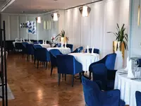 Elegancka restauracja w Astor Garden (St. Konstantin i Elena) z białymi obrusami