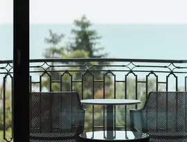 Balkon z widokiem na morze w Astor Garden (St. Konstantin i Elena)