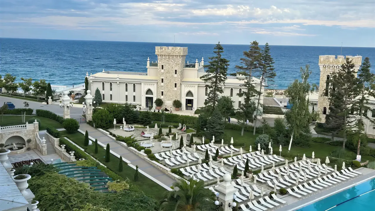 Widok na budynki i teren Astor Garden (St. Konstantin i Elena)