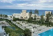 Widok na budynki i teren Astor Garden (St. Konstantin i Elena)