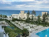 Widok na budynki i teren Astor Garden (St. Konstantin i Elena)