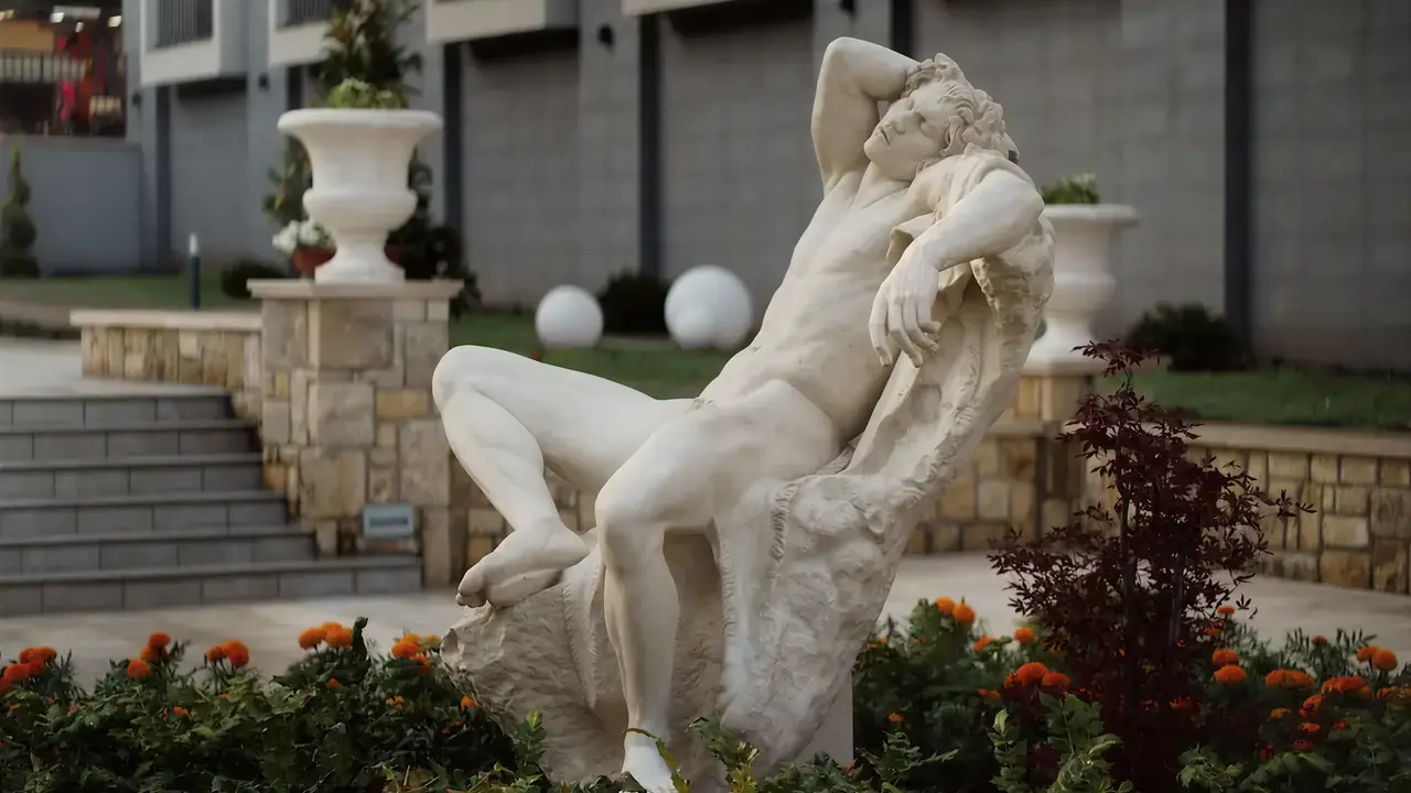 Rzeźba przed budynkiem Astor Garden (St. Konstantin i Elena)