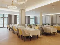 Elegancka restauracja w Astor Garden (St. Konstantin i Elena) z nakrytymi stołami