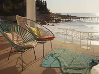 Taras wypoczynkowy przy brzegu morza w Astor Garden (St. Konstantin i Elena)