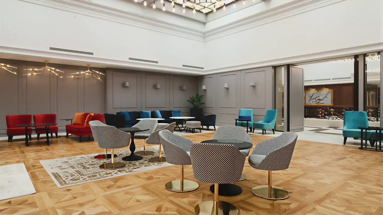 Wnętrze eleganckiego lobby w Astor Garden (St. Konstantin i Elena)