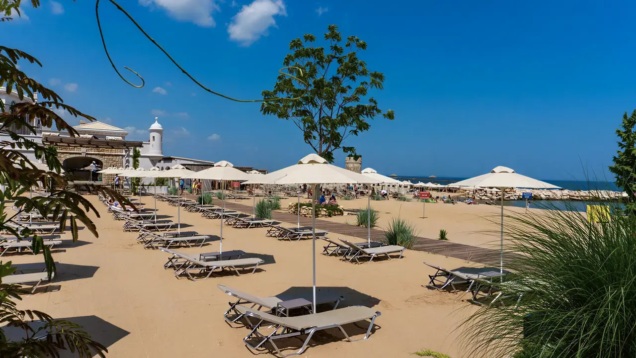 Plaża z leżakami i parasolami w Astor Garden (St. Konstantin i Elena)