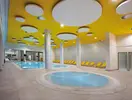 Kryty basen w Astor Garden (St. Konstantin i Elena) z leżakami