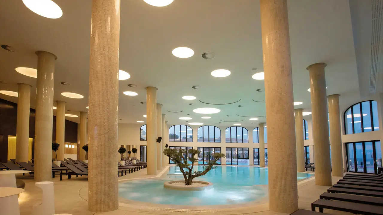 Kryty basen relaksacyjny w Astor Garden (St. Konstantin i Elena)