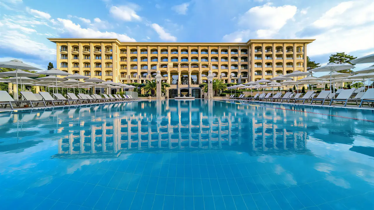 Basen przy budynku hotelu Astor Garden (St. Konstantin i Elena)
