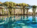 Basen w hotelu Astor Garden (St. Konstantin i Elena) z widokiem na budynki