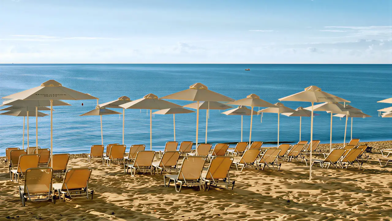 Leżaki i parasole na plaży w Astor Garden (St. Konstantin i Elena)