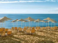 Leżaki i parasole na plaży w Astor Garden (St. Konstantin i Elena)