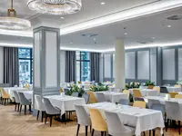 Elegancka restauracja w Astor Garden (St. Konstantin i Elena) z nakrytymi stołami