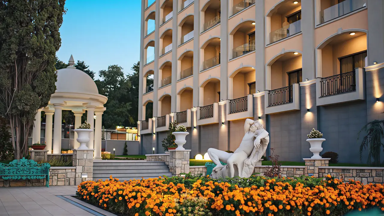 Elewacja i ogród w Astor Garden (St. Konstantin i Elena)