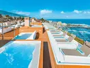 Baseny i leżaki na tarasie Atlantic Mirage Suites & Spa