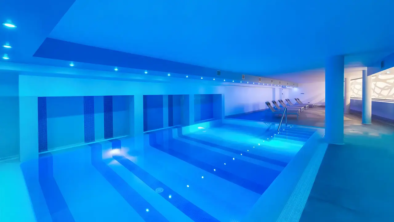 Kryty basen relaksacyjny w Atlantic Mirage Suites & Spa