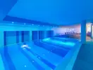 Kryty basen relaksacyjny w Atlantic Mirage Suites & Spa