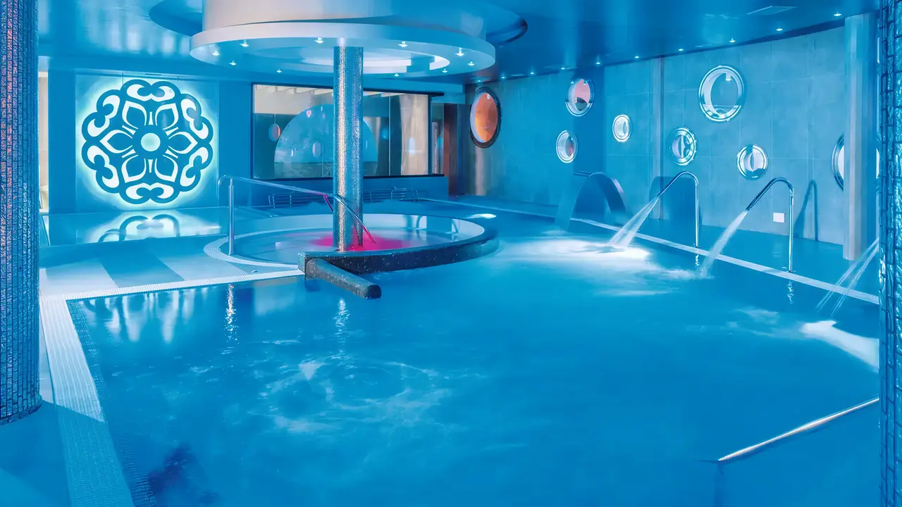 Kryty basen relaksacyjny w Atlantic Mirage Suites & Spa