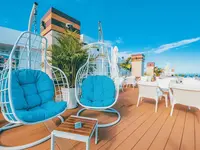 Taras wypoczynkowy Atlantic Mirage Suites & Spa z widokiem na morze