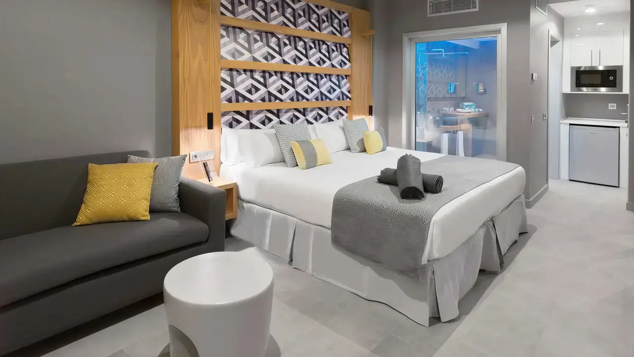 Nowoczesny pokój z łóżkiem w Atlantic Mirage Suites & Spa