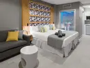 Nowoczesny pokój z łóżkiem w Atlantic Mirage Suites & Spa