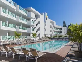 Basen z leżakami w Atlantic Mirage Suites & Spa