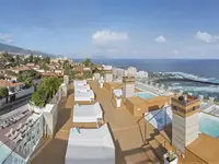 Widok na kompleks Atlantic Mirage Suites & Spa nad samym morzem