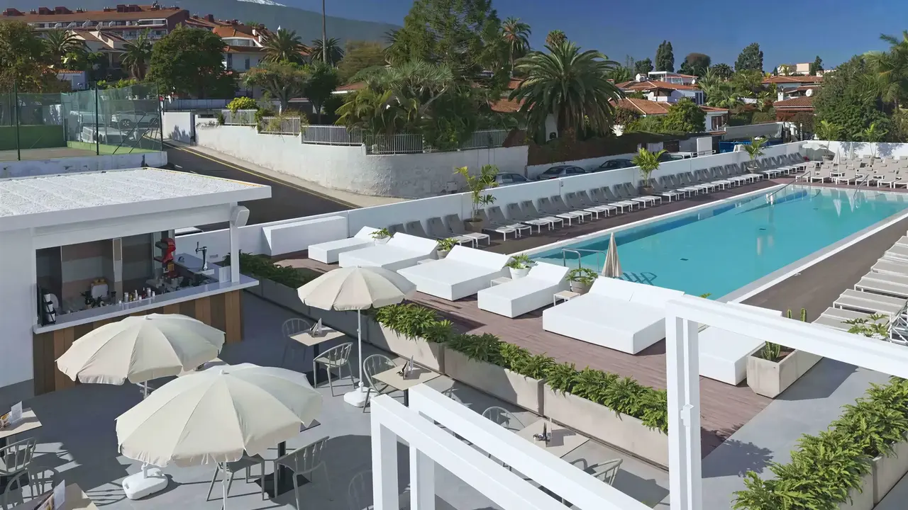 Basen z leżakami w Atlantic Mirage Suites & Spa