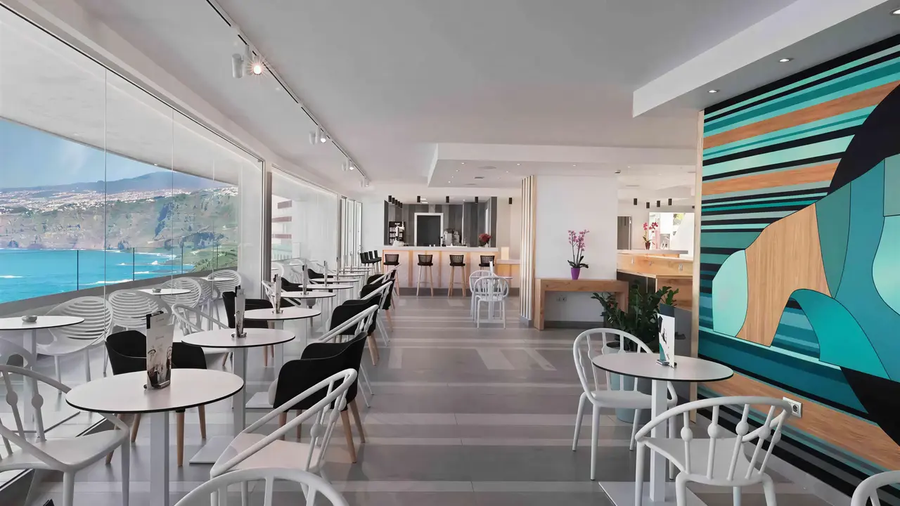 Jasna restauracja w Atlantic Mirage Suites & Spa z widokiem na morze