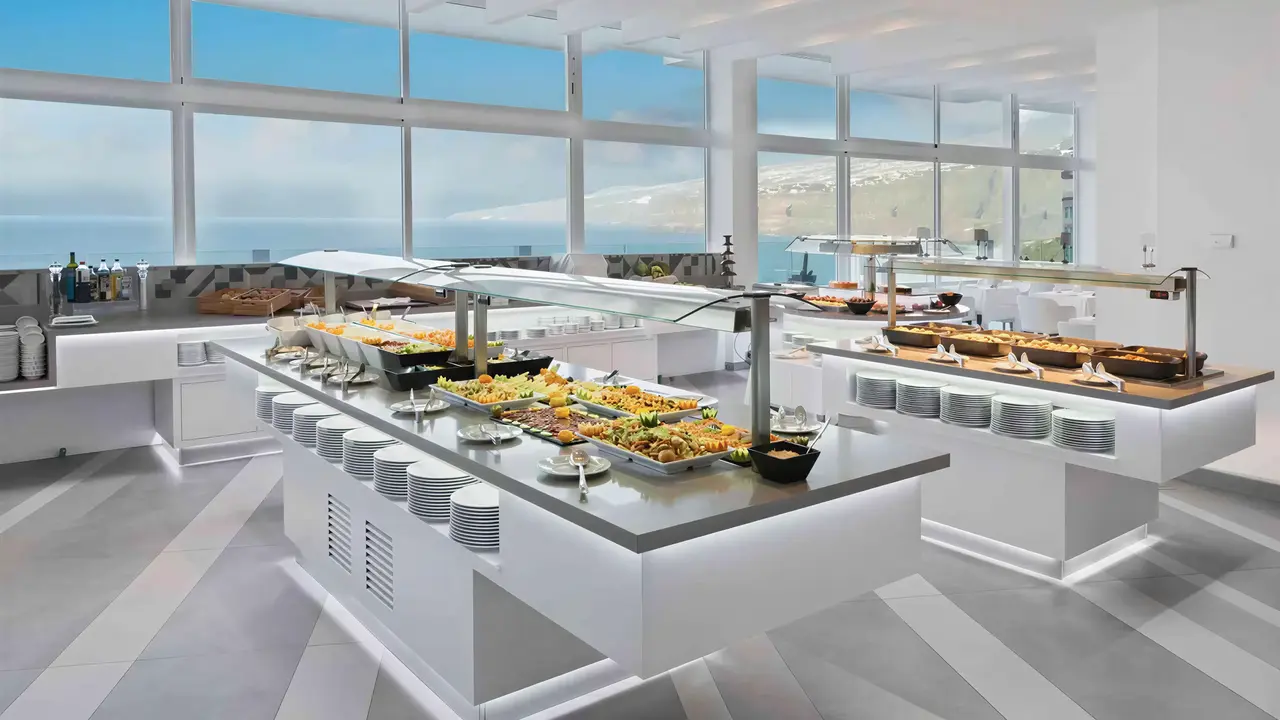 Bufet z jedzeniem w Atlantic Mirage Suites & Spa