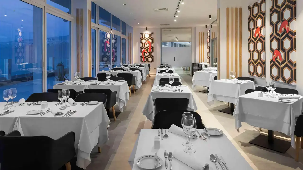 Elegancka restauracja w hotelu Atlantic Mirage Suites & Spa