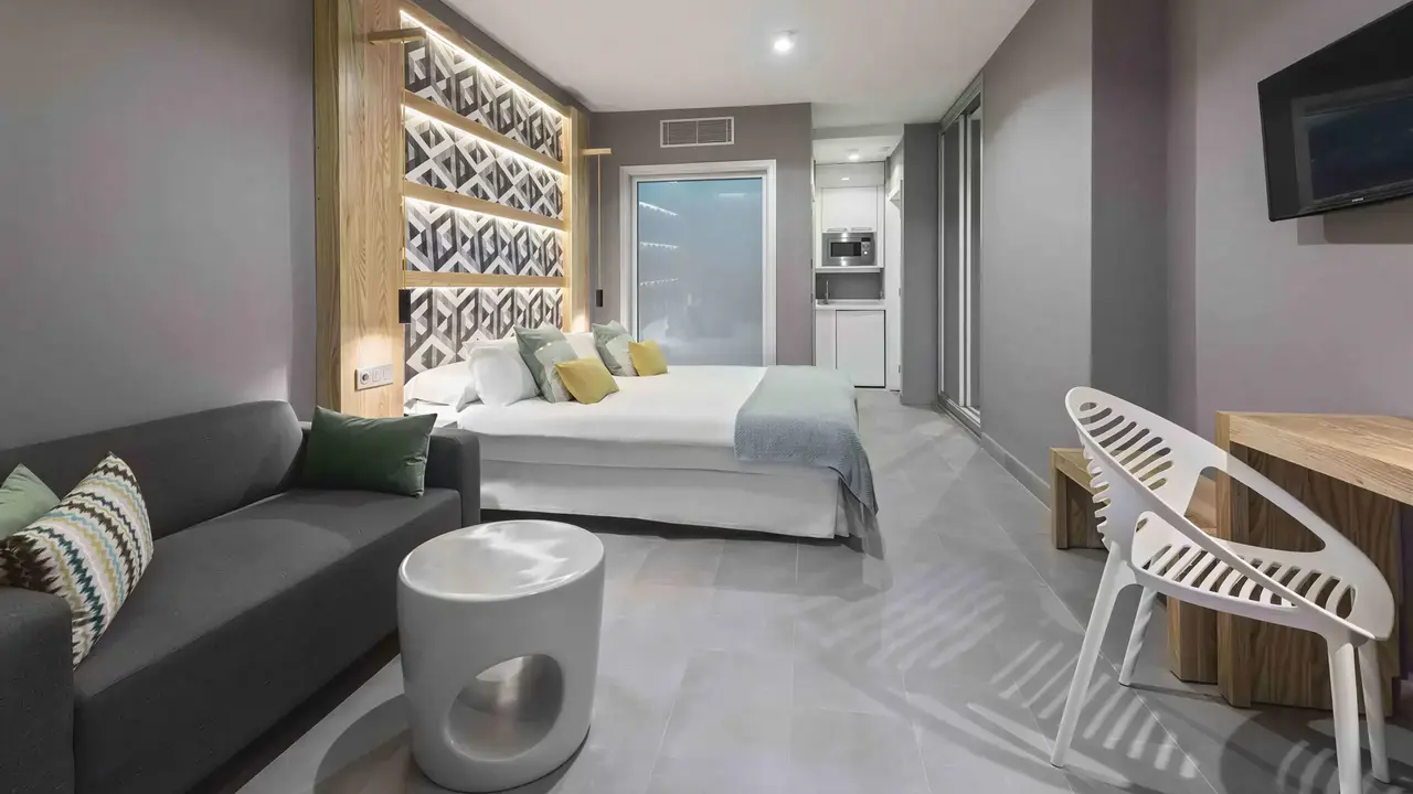 Nowoczesny pokój z łóżkiem w Atlantic Mirage Suites & Spa