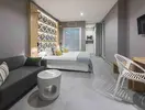 Nowoczesny pokój z łóżkiem w Atlantic Mirage Suites & Spa