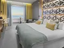 Nowoczesny pokój z łóżkiem w Atlantic Mirage Suites & Spa