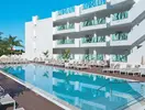 Basen z leżakami w hotelu Atlantic Mirage Suites & Spa