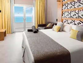 Sypialnia z widokiem na morze w Atlantic Mirage Suites & Spa