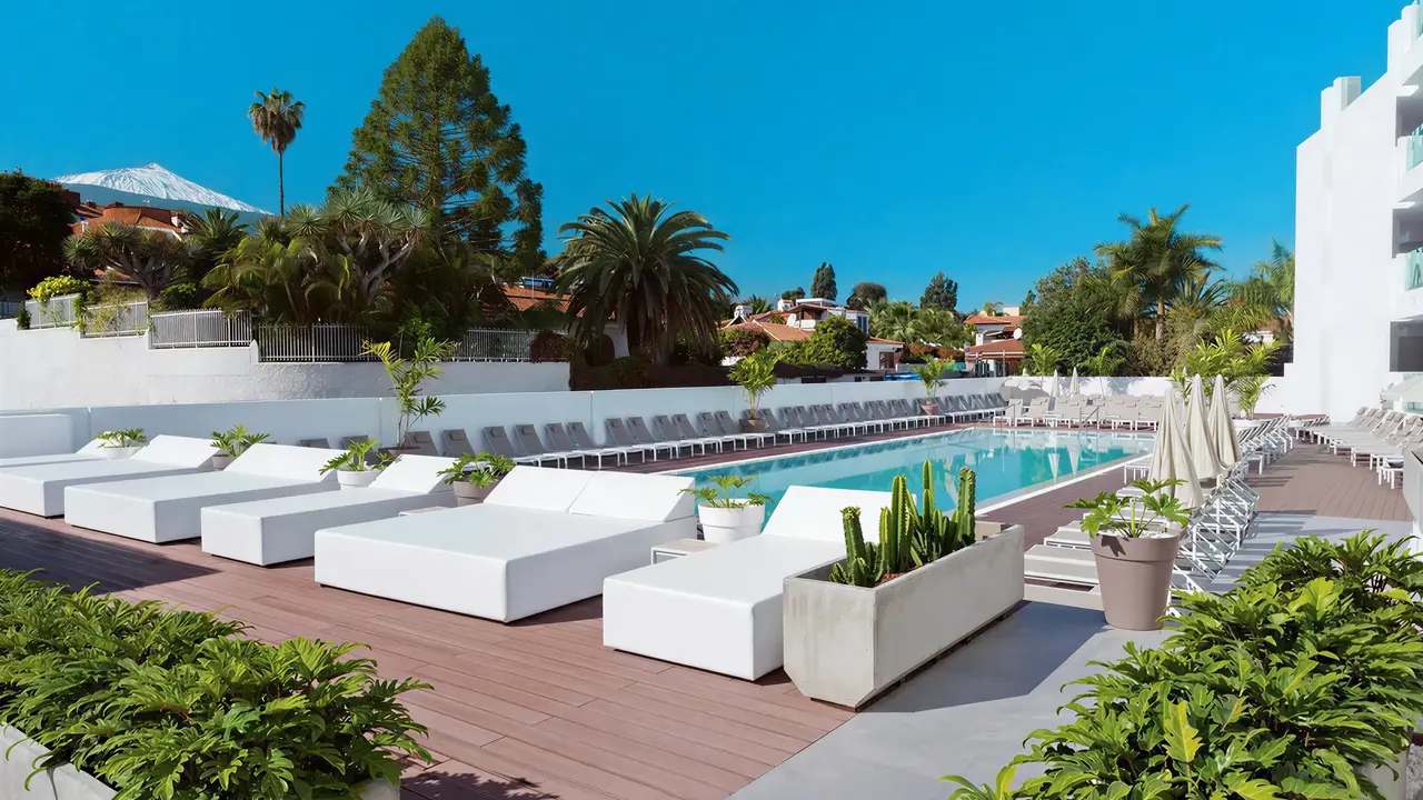 Basen i białe leżaki w Atlantic Mirage Suites & Spa