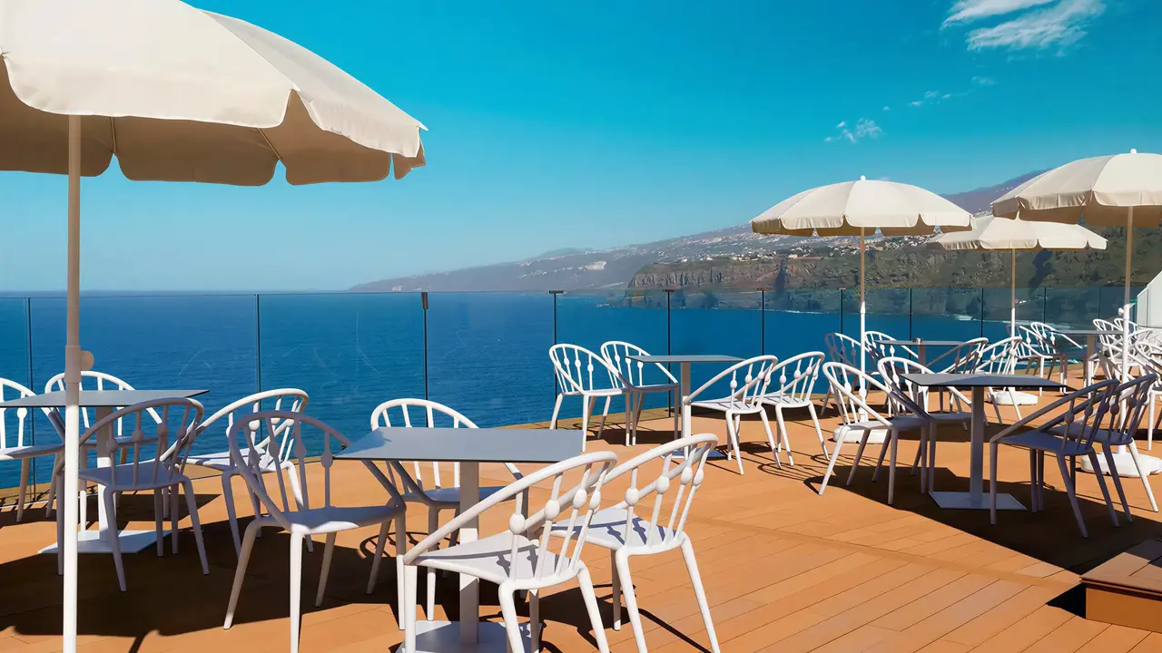 Taras z widokiem na morze w Atlantic Mirage Suites & Spa