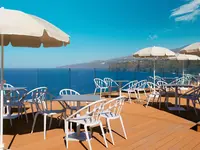 Taras z widokiem na morze w Atlantic Mirage Suites & Spa