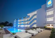 Nowoczesna fasada budynku Atlantic Mirage Suites & Spa z basenem